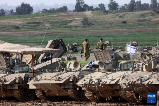 這是1月24日拍攝的加沙邊境以色列一側(cè)的以軍部隊(duì)。新華社發(fā)（吉爾·科恩·馬根攝）