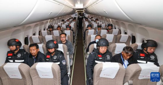 1月30日，白所成、白應(yīng)蒼、魏懷仁、劉正祥、劉正茂、徐老發(fā)等10名緬北重大犯罪嫌疑人在被押解回國(guó)的飛機(jī)上。新華社記者 殷剛 攝