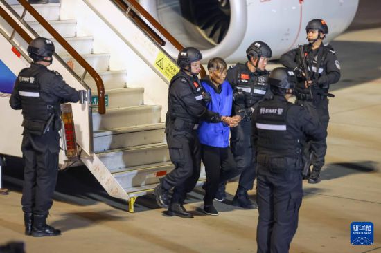 1月30日，在云南昆明長(zhǎng)水機(jī)場(chǎng)，緬北重大犯罪嫌疑人白所成被我公安機(jī)關(guān)成功押解回國(guó)。新華社記者 殷剛 攝