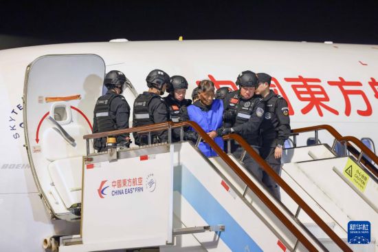 1月30日，在云南昆明長(zhǎng)水機(jī)場(chǎng)，緬北重大犯罪嫌疑人白所成被我公安機(jī)關(guān)成功押解回國(guó)。新華社記者 殷剛 攝