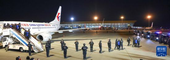 1月30日，在云南昆明長(zhǎng)水機(jī)場(chǎng)，白所成、白應(yīng)蒼、魏懷仁、劉正祥、劉正茂、徐老發(fā)等10名緬北重大犯罪嫌疑人被我公安機(jī)關(guān)成功押解回國(guó)。新華社記者 殷剛 攝