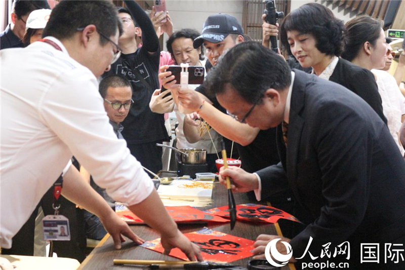 中國駐菲律賓大使黃溪連出席活動并與留菲學子共迎新春。人民網(wǎng)記者樊帆 攝