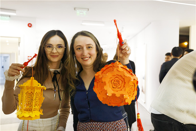 羅馬尼亞觀眾對泉州花燈愛不釋手。 布加勒斯特中國文化中心供圖