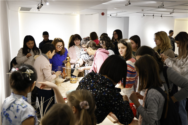 羅馬尼亞觀眾體驗安溪竹藤編技藝。 布加勒斯特中國文化中心供圖