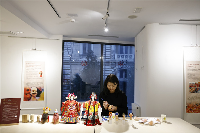 中國泉州的非遺大師制作江加走木偶頭雕刻。 布加勒斯特中國文化中心供圖_副本