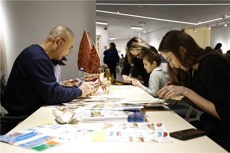 中國泉州非遺大師現(xiàn)場指導(dǎo)制作水密隔艙福船制造技藝。 布加勒斯特中國文化中心供圖