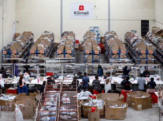 2023年11月11日，在肯尼亞姆洛隆戈，Kilimall員工在倉庫內(nèi)工作。新華社記者 李亞輝 攝