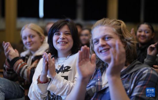 1月30日，在美國華盛頓州塔科馬市林肯中學，將于3月啟程赴華交流的林肯中學12年級學生蒙特塞拉特·羅梅羅-羅查（中）參加美國中學生赴華交流歡送儀式。新華社記者 吳曉凌 攝