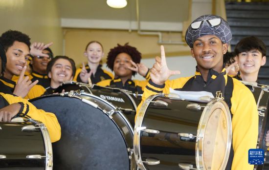 1月30日，在美國華盛頓州塔科馬市林肯中學，學校鼓樂隊準備在美國中學生赴華交流歡送儀式上表演。新華社記者 吳曉凌 攝