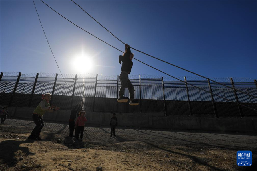 1月31日，在加沙地帶南部城市拉法同埃及邊境地區(qū)，巴勒斯坦兒童在玩耍。新華社發(fā)（亞西爾·庫迪攝）