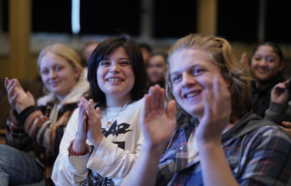 1月30日，在美國華盛頓州塔科馬市林肯中學，將于3月啟程赴華交流的林肯中學12年級學生蒙特塞拉特·羅梅羅-羅查（中）參加美國中學生赴華交流歡送儀式。新華社記者 吳曉凌 攝