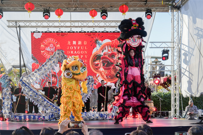 中國駐希臘大使館大使肖軍正與希方嘉賓為舞龍點(diǎn)睛。     希臘小朋友進(jìn)行舞龍舞獅表演?！吨邢r(shí)報(bào)》供圖