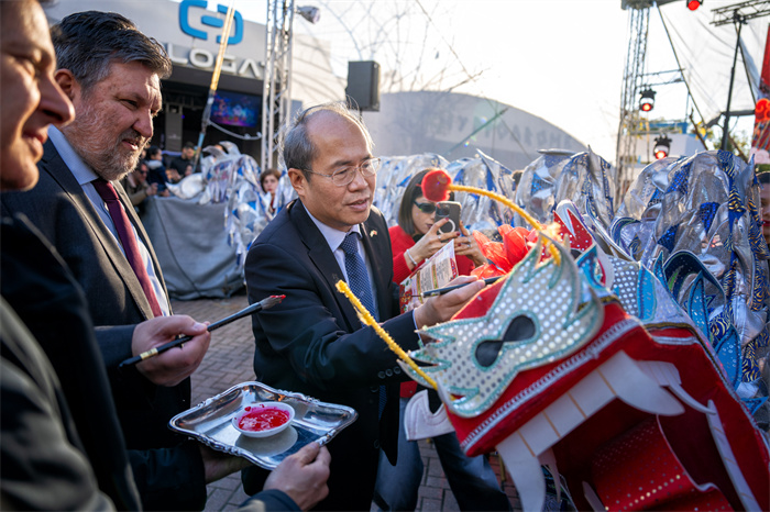 中國駐希臘大使館大使肖軍正與希方嘉賓為舞龍點(diǎn)睛?！吨邢r(shí)報(bào)》供圖