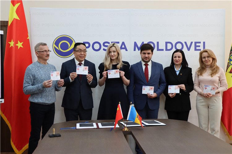 摩爾多瓦首發(fā)龍年生肖郵票。中國駐摩爾多瓦大使館供圖