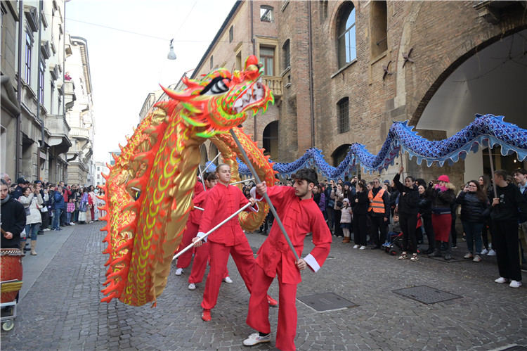 當?shù)匚湫g學院進行舞龍表演。張錫琪攝