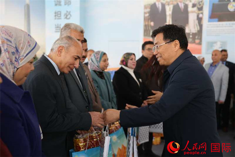 中建埃及分公司董事長(zhǎng)常偉才為埃及師生發(fā)放新年禮包。人民網(wǎng)記者 黃培昭攝