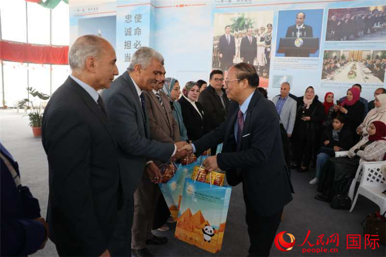 中國(guó)駐埃及使館教科處盧春生公參為埃及師生發(fā)放新年禮包。人民網(wǎng)記者 黃培昭攝