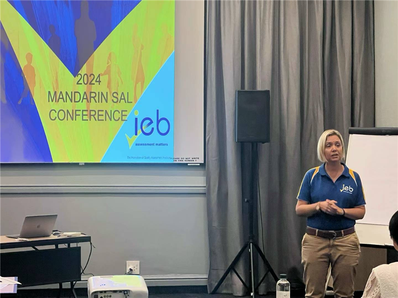 羅賓·莫瓦特女士對2023年“南非漢語高考”情況進(jìn)行數(shù)據(jù)分析總結(jié)。（圖片來源：南非中國文化和國際教育交流中心孔子課堂）