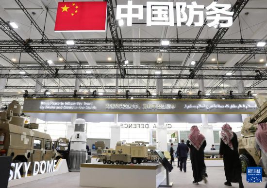 2月5日，在沙特阿拉伯利雅得，人們在中國展區(qū)參觀。新華社記者 王東震 攝