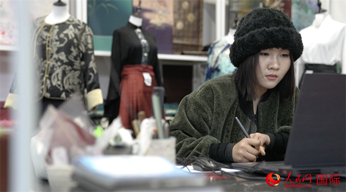 1月23日，在山東省菏澤市曹縣有愛云倉(cāng)直播基地，張子晨正在設(shè)計(jì)漢服。 人民網(wǎng)記者 袁蒙攝