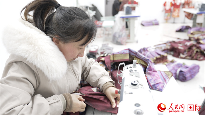 1月24日，在山東省菏澤市曹縣大集鎮(zhèn)云牧服飾有限公司，高燕正在縫制馬面裙。 人民網(wǎng)記者 袁蒙攝