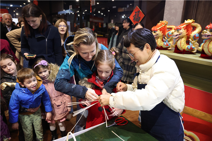 2024年“歡樂春節(jié)”《閩南風(fēng)情》文藝演出和泉州非物質(zhì)文化遺產(chǎn)展演2月6日在塞爾維亞斯梅代雷沃文化中心舉行。圖為當(dāng)?shù)孛癖婓w驗(yàn)中國非遺手工藝。 貝爾格萊德中國文化中心供圖