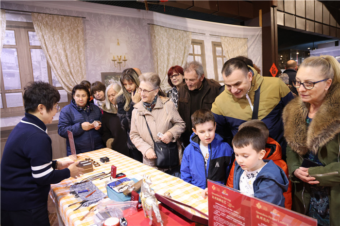 2024年“歡樂春節(jié)”《閩南風(fēng)情》文藝演出和泉州非物質(zhì)文化遺產(chǎn)展演2月6日在塞爾維亞斯梅代雷沃文化中心舉行。圖為當(dāng)?shù)孛癖婓w驗(yàn)中國非遺手工藝。 貝爾格萊德中國文化中心供圖