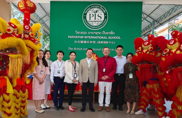 駐老撾使館臨時代辦王暢與白云碧國際學(xué)校校方、參會志愿者教師合影?；顒又鬓k方供圖