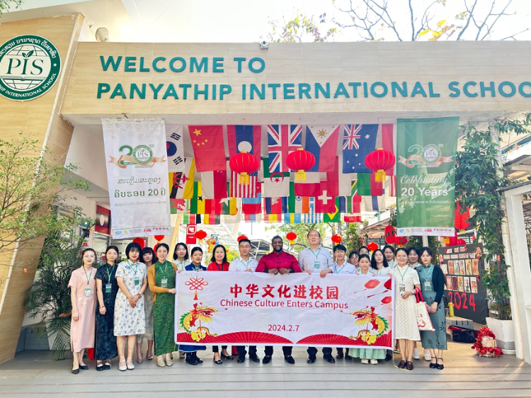 駐老撾使館政治處主任杜長青與白云碧國際學(xué)校校方、參會志愿者教師合影?；顒又鬓k方供圖