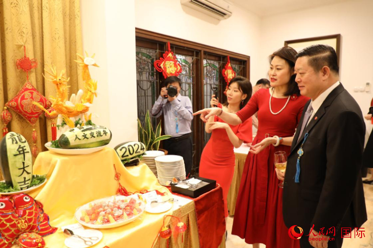中國(guó)駐東盟大使侯艷琪（右二）同東盟秘書(shū)長(zhǎng)高金洪（右一）欣賞食雕。人民網(wǎng)記者 曹師韻攝