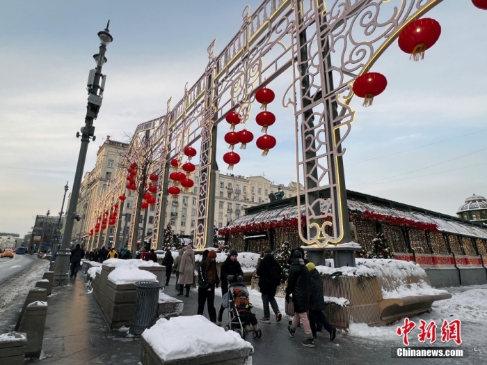 當(dāng)?shù)貢r(shí)間2月9日，中國(guó)農(nóng)歷新年慶?；顒?dòng)啟動(dòng)儀式在莫斯科市中心的卡梅爾格爾斯基巷舉行。圖為特維爾大街裝飾的中國(guó)大紅燈籠。<a target='_blank' href='/'><p  align=