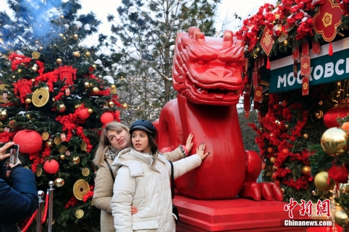 當(dāng)?shù)貢r(shí)間2月9日，中國(guó)農(nóng)歷新年慶?；顒?dòng)啟動(dòng)儀式在莫斯科市中心的卡梅爾格爾斯基巷舉行。中國(guó)駐俄大使張漢暉，俄羅斯外交部發(fā)言人扎哈羅娃，以及俄羅斯文化部和莫斯科市政府官員出席。慶?；顒?dòng)將持續(xù)至18日。圖為當(dāng)?shù)孛癖娫谔鼐S爾廣場(chǎng)與龍雕塑合影。