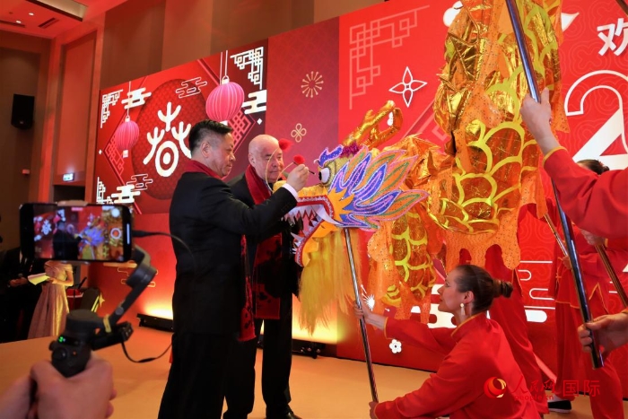 張漢暉（左）、施威特科（右）共同為彩龍點(diǎn)睛。于子恒攝