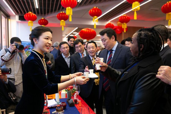 2月2日，人們?cè)谖挥谝獯罄_馬的聯(lián)合國糧農(nóng)組織總部體驗(yàn)中國茶藝。新華社記者李京攝