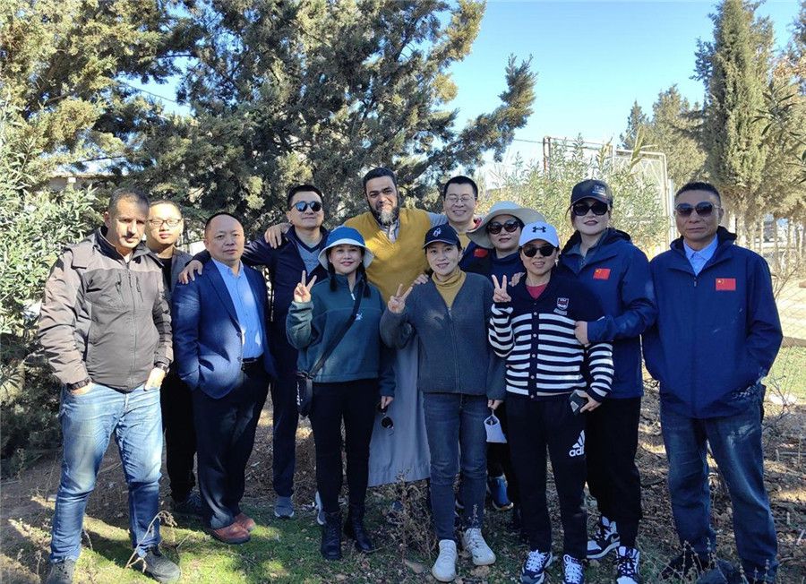 中國(guó)醫(yī)生們與穆罕默德一家人合影留念。中國(guó)第28批援阿爾及利亞醫(yī)療隊(duì)塞地夫分隊(duì)供圖