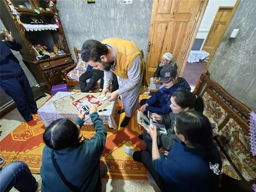 穆罕默德醫(yī)生講述與中國(guó)醫(yī)生結(jié)緣的老照片。中國(guó)第28批援阿爾及利亞醫(yī)療隊(duì)塞地夫分隊(duì)供圖