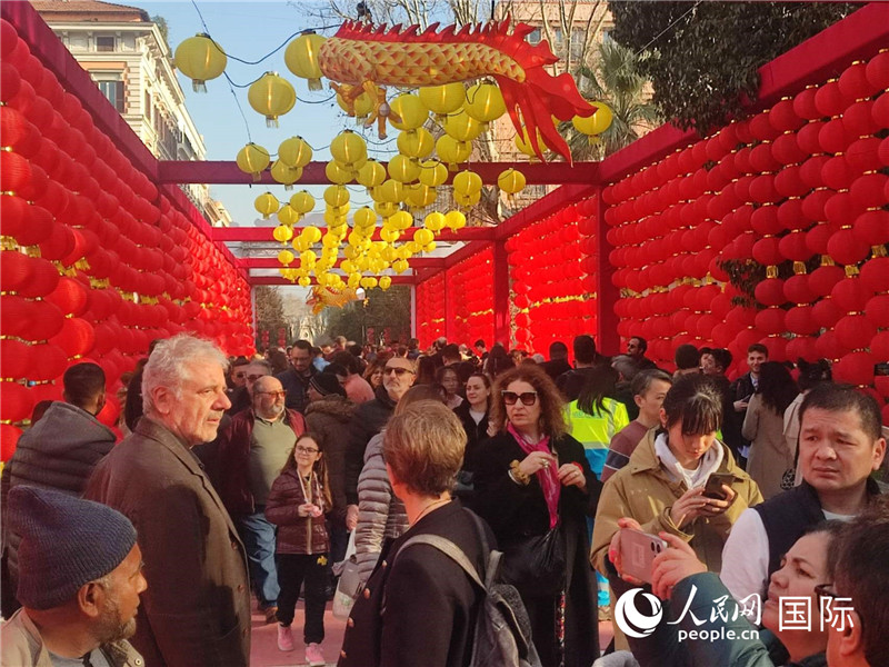 游園會入口處張燈結(jié)彩，人流如織。人民網(wǎng)記者鄭彬攝