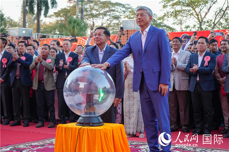 敏昂萊主席和陳海大使在中方援建和改造升級的仰光杜溫納國家體育館前共同按亮水晶球，啟動“錦繡唐人街”新春慶典-人民網(wǎng)記者謝佳君攝
