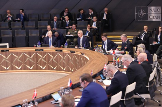 這是2月15日在比利時布魯塞爾拍攝的北約防長會現(xiàn)場。為期一天的北約成員國國防部長會議15日在比利時首都布魯塞爾結(jié)束。會議就加強(qiáng)北約的威懾和防御以及對烏克蘭的支持等問題展開討論。新華社記者趙丁喆攝