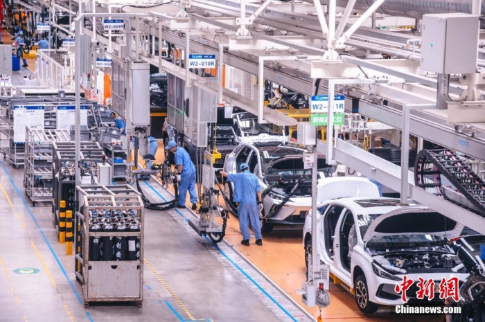 資料圖：工人在新能源汽車生產(chǎn)線上作業(yè)。李南軒 攝