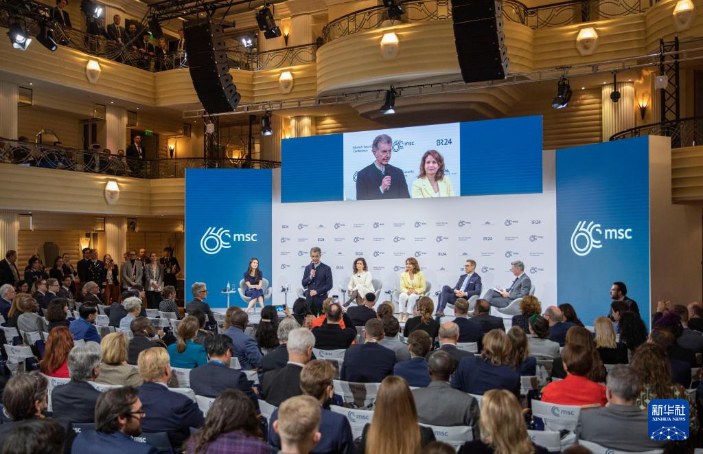 2月18日，慕安會(huì)主席克里斯托夫·霍伊斯根（中左二）在德國慕尼黑舉行的第60屆慕尼黑安全會(huì)議上發(fā)表閉幕致辭。新華社記者 張帆 攝