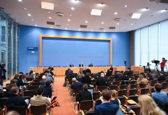 這是2月12日在德國柏林拍攝的《2024年慕尼黑安全報告》發(fā)布現(xiàn)場。新華社記者 任鵬飛 攝