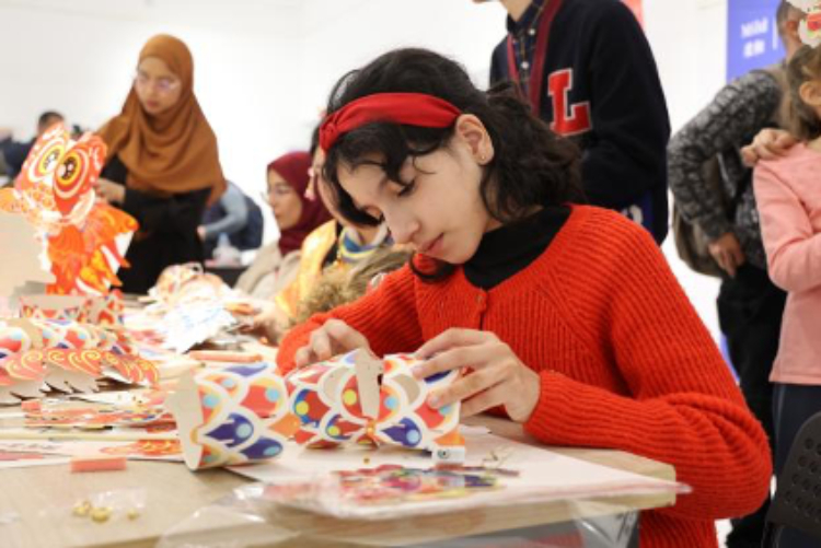 參與者在制作元宵彩燈。拉巴特中國(guó)文化中心供圖