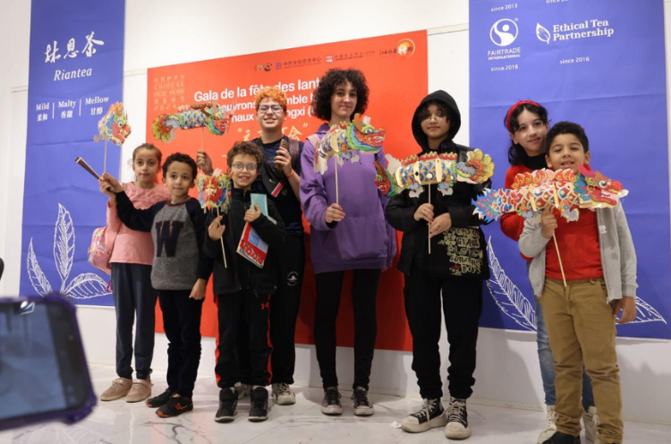 孩子們拿著元宵彩燈合影。拉巴特中國(guó)文化中心供圖