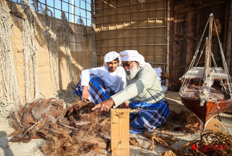 手工藝者展示如何用棕櫚葉制作繩子。人民網(wǎng) 塔里克·易卜拉欣攝