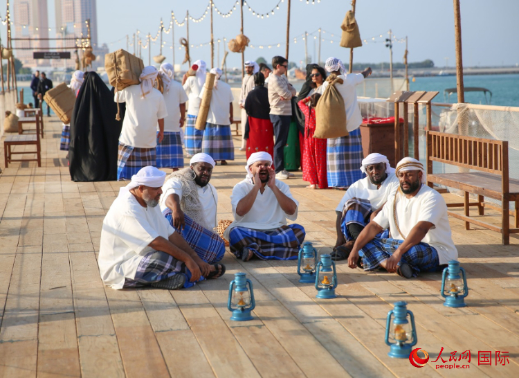 演藝人員展示售賣產(chǎn)品的場(chǎng)景。人民網(wǎng) 塔里克·易卜拉欣攝