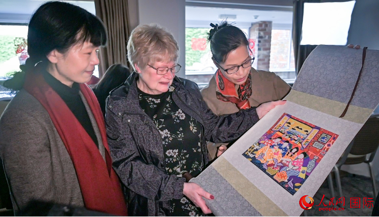 贈送舟山漁民畫。人民網(wǎng) 郭錦標(biāo)攝