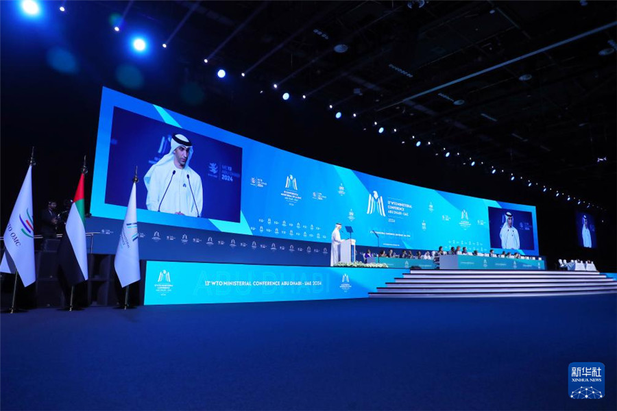 2月26日，在阿聯(lián)酋首都阿布扎比，阿聯(lián)酋外貿(mào)國(guó)務(wù)部長(zhǎng)、世貿(mào)組織第13屆部長(zhǎng)級(jí)會(huì)議主席薩尼·澤尤迪在世界貿(mào)易組織第13屆部長(zhǎng)級(jí)會(huì)議開(kāi)幕式上致辭。新華社發(fā)（世界貿(mào)易組織供圖）