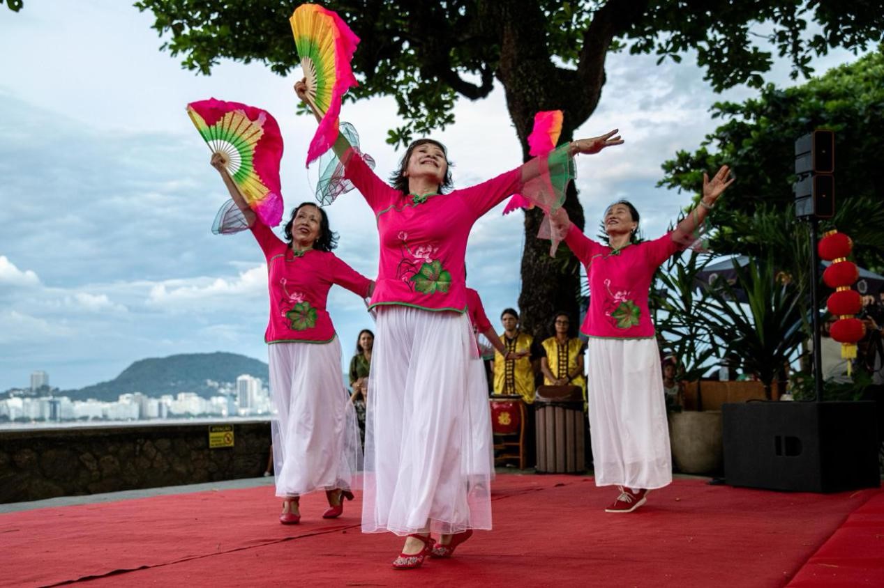 當(dāng)?shù)貢r間2月24日晚，2024年元宵節(jié)慶祝活動在巴西里約熱內(nèi)盧市科帕卡巴納要塞舉辦。巴西山河文化促進中心供圖