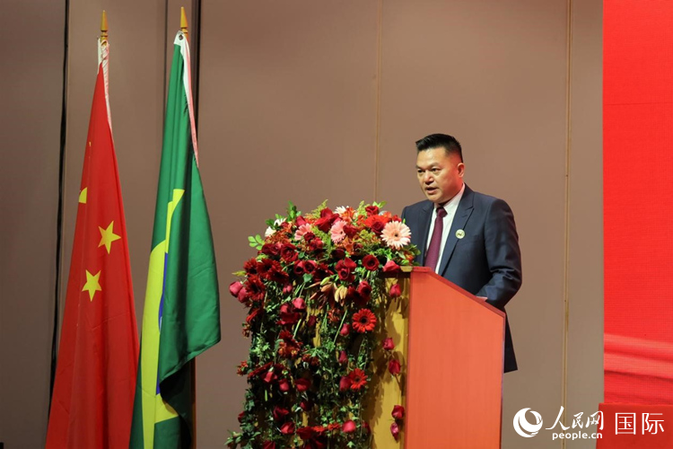 巴西和統(tǒng)會(huì)新任會(huì)長(zhǎng)張小春發(fā)表就職演講。人民網(wǎng)記者 時(shí)元皓攝